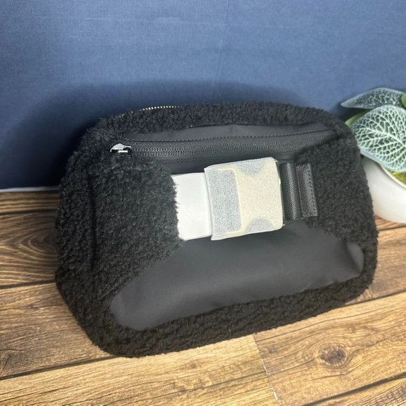 Lululemon Everywhere Belt Bag Fleece Large 2L NWT ONE SIZE (Black Gold) - Picture 8 of 13